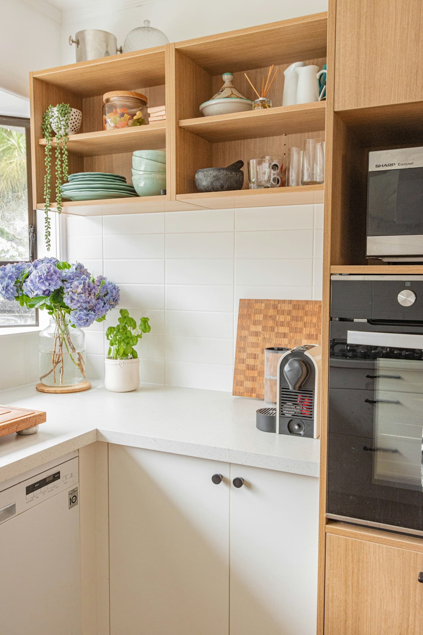 Alpine White kitchen countertop in a contemporary kitchen